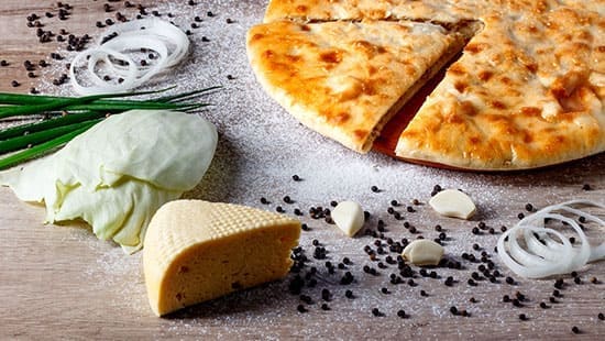 Осетинский пирог с белокочанной капустой и сыром