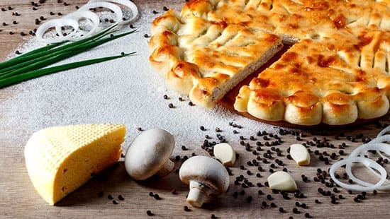 Осетинский пирог с курицей, сыром и грибами