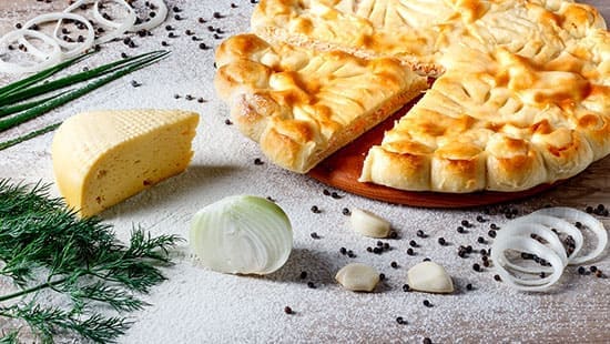 Осетинский пирог с лососем и сыром - фото 1
