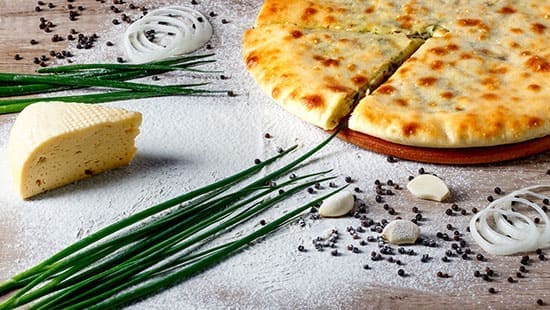Осетинский пирог с зеленым луком и осетинским сыром